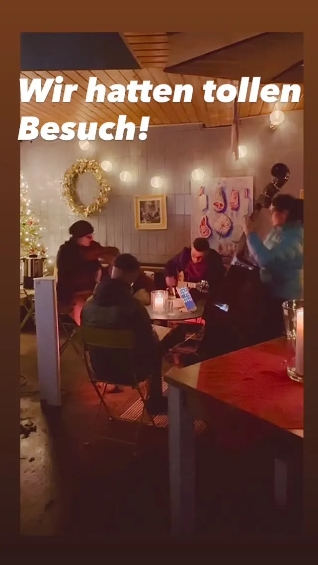 Abendstimmung im Weingold: Gäste an Tischen unter Lichterketten, während die Taranta Hot Jazz Band spielt